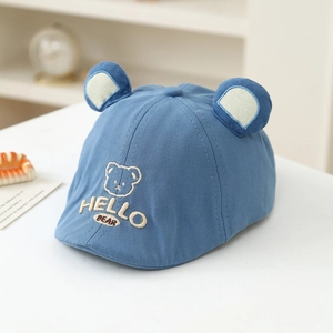Broderie Hello Bear sur chapeau bébé en coton bleu marine avec oreilles 3D
