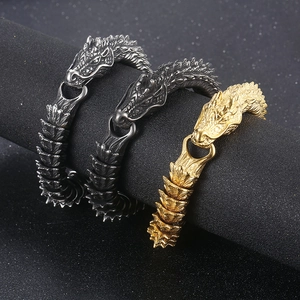 Dettaglio dei bracciali a drago in acciaio inossidabile con scaglie rifinite in tre metalli