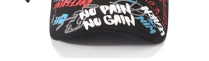 Détail de graffitis imprimés sur la visière d'une casquette de baseball noire en sergé