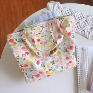Gros plan détaillé du petit sac cabas en coton fleuri avec fermeture éclair et poche interne