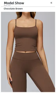 Détail de l'ensemble de yoga marron chocolat avec legging taille haute et brassière