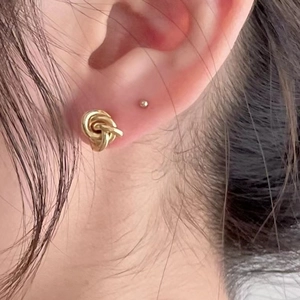 Orecchini a nodo minimalisti in argento 925 con elegante finitura dorata per donna