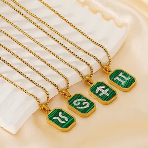 Colliers zodiaque dorés en malachite avec pendentifs en zircone sur support satin