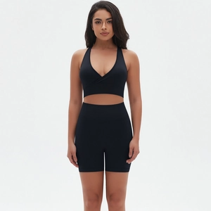 Dettaglio del set yoga nero senza cuciture a vita alta e reggiseno sportivo con scollo a V