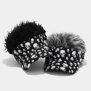 Visière noire à motifs tête de mort avec perruque pour un style punk urbain