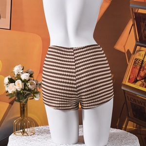 Detailopname van gebreide gestreepte shorts met hoge taille in bruin en beige