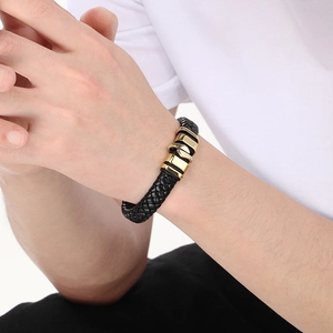 Bracciale da uomo in pelle nera intrecciata con fibbia magnetica in metallo dorato