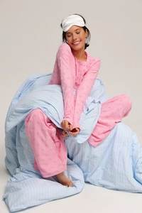 Pyjama rose à motif cœurs gaufré avec manches longues et pantalon et masque de sommeil