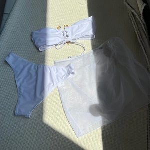 Ensemble bikini 3 pièces blanc avec haut bandeau, culotte et jupe en mesh assortie
