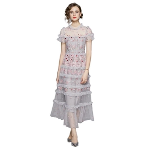Elegantes graues Tüll-Midikleid mit rosa Stickerei und Rüschenärmeln für Damen