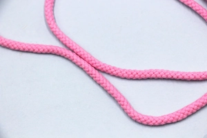 Détail d'une corde tressée rose avec une texture en fibres multicouches durable