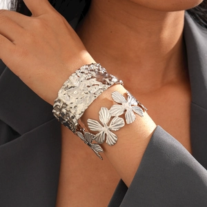 Bracciali Rigidi Aperti Regolabili Per Donna Argento Metallico Trama Martellata Pieghettata Design Floreale Minimalista Gioielli