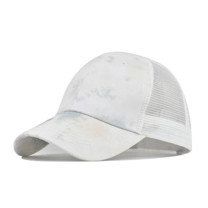 Dettaglio del cappello trucker tie-dye con rete bianca traspirante e visiera curva