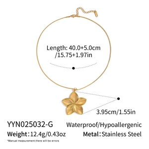 Infographic showing dimensions and weight of a gold stainless steel flower pendant necklace