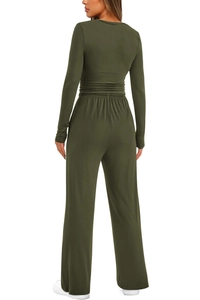 Vista posteriore del set casual in maglia verde oliva da donna con pantaloni larghi
