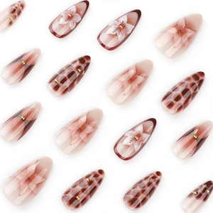 Faux ongles amande avec effet marbre, fleurs 3D et motifs léopard en tons marron chaud