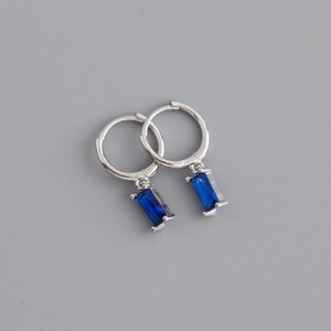 Dettaglio di orecchini a cerchio argento con pendenti in gemma rettangolare blu