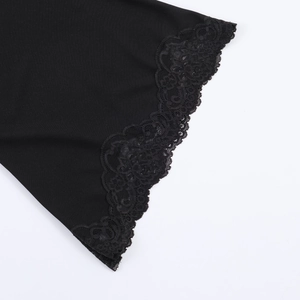 Detailansicht der feinen schwarzen Spitzenborte an einem asymmetrischen Damenkleid