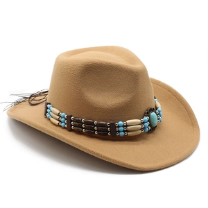 Détail d'un chapeau de cowboy en feutre avec ruban de perles bohème et pierre turquoise