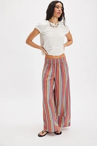 Détail de la taille haute élastique sur le pantalon large à rayures pour un port confortable