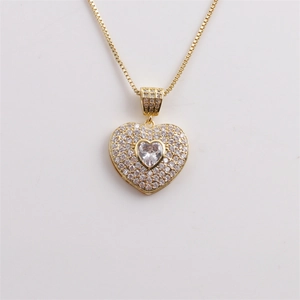 Collier cœur doré avec pierre blanche centrale et zircons scintillants sertis pavé