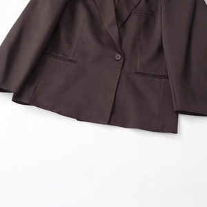 Giacca blazer oversize da donna marrone scuro con revers e chiusura a bottone singolo