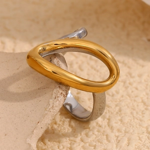 Détail de la bague goutte bicolore plaquée or 18K en acier inoxydable sur pierre mate
