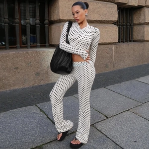 Detailansicht des französischen Polka-Dot-Crop-Tops und der Schlaghose im Set am Modell
