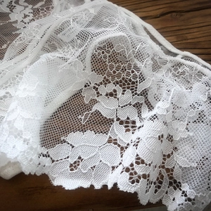 Dettaglio in pizzo di uno slip bianco sexy trasparente a vita bassa su fondo in legno