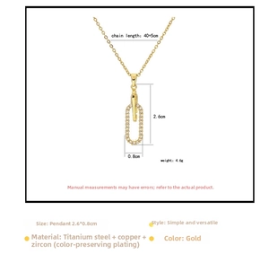 Détail du pendentif trombone doré serti de zircone sur un collier en acier titane élégant