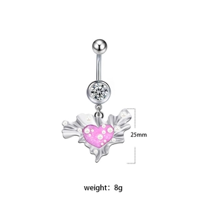 Détail du piercing de nombril cœur rose avec perle blanche et mesure de 25mm