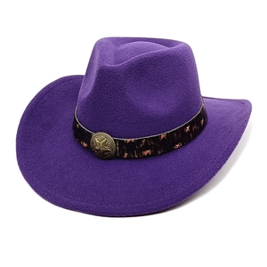 Détail d'un chapeau de cowboy en feutre violet avec boucle étoile et ruban en cuir