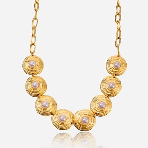Vintage 18K Gold Plated Stainless Steel Necklace For Women Elegant Textured Round Disc Artificial Pearl Pendant Jewelry