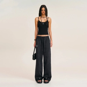 Outfit street style con pantaloni sportivi neri lavati e sandali platform con stella