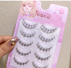 Detail of 5 pairs of natural soft false eyelashes with clear bands in pink packaging