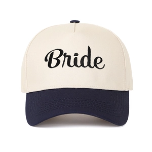 Dettaglio del ricamo Bride su un elegante cappellino da baseball trucker bicolore