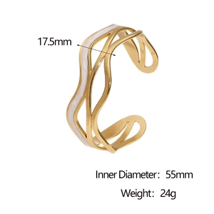 Bracelet ajouré irrégulier plaqué or et émail blanc, largeur 17,5mm et diamètre 55mm
