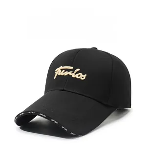 Klassische schwarze Baseballkappe mit beige Stickerei 'Funlos' für den Sonnenschutz