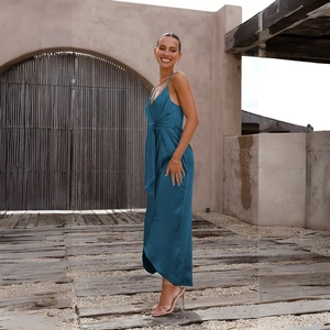 Vue détaillée d'une robe en satin bleu foncé avec fines bretelles et ceinture nouée