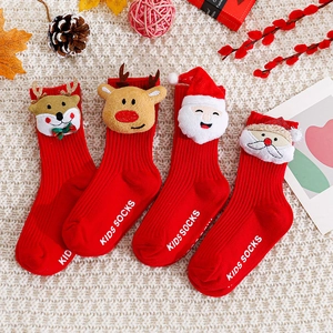 Quatre paires de chaussettes de Noël rouges 3D antidérapantes pour bébés et enfants