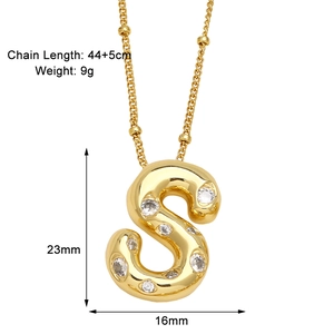 Détail du pendentif lettre S dimensions 23x16mm et longueur de chaîne 44+5cm