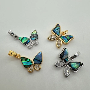 Pendentifs papillon plaqués or 18K avec nacre d'abalone et pierres de zircone