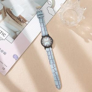 Montre à quartz minimaliste pour femme avec bracelet crocodile bleu clair et cadran noir
