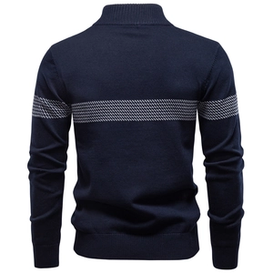 Vista posteriore maglione blu navy in cotone con striscia bianca e orlo a coste nitido