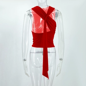 Dettaglio del retro del top rosso aderente con nodo incrociato e design con schiena scoperta