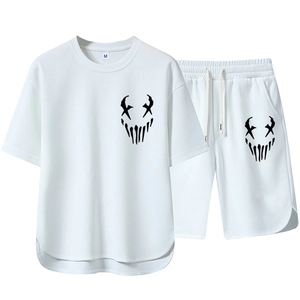 Ensemble de sport été pour homme avec T-shirt blanc et short à imprimé graphique