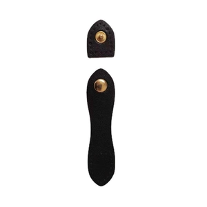Details von schwarzem Taschenverschluss aus Leder mit poliertem goldfarbenem Druckknopf