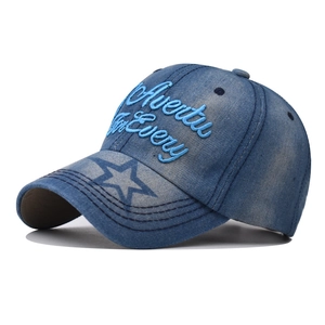 Détail de casquette en jean bleu avec broderie 3D et motif étoile sur la visière