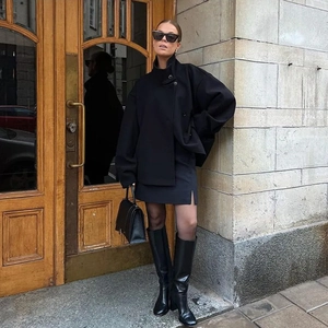 Manteau court en laine noir pour femme avec col montant et boutonnage simple chic