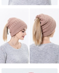 Detail der altrosafarbenen Strickmütze für Pferdeschwänze mit Zopfmuster und Kopföffnung
